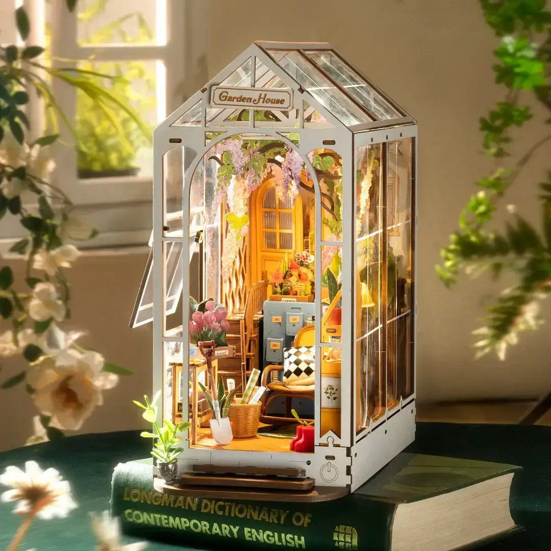 Holiday Garden House Book Nook | Miniacraft