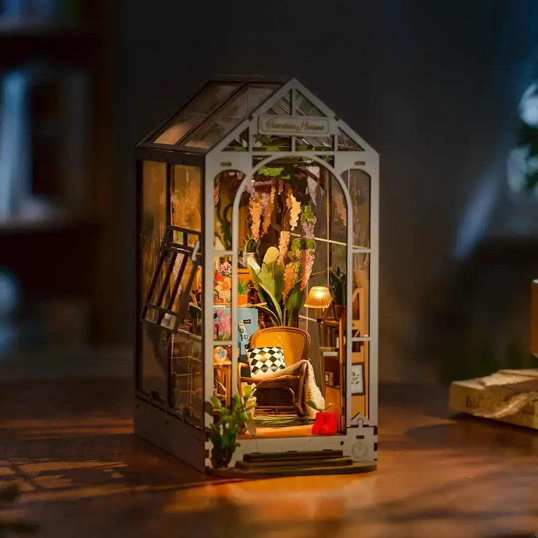 Holiday Garden House Book Nook | Miniacraft